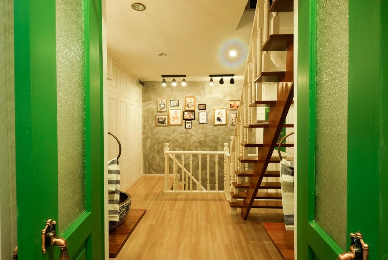 Ratana Boutique Hostel Bangkok Bagian luar foto