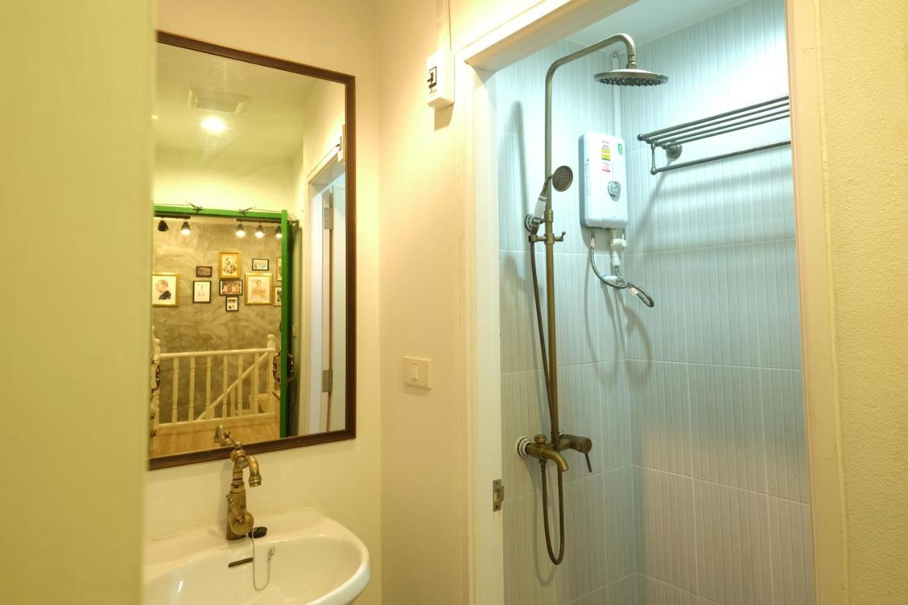 Ratana Boutique Hostel Bangkok Bagian luar foto
